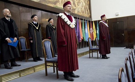 Dosavadní rektor Petr Fiala (v popředí) a nový rektor Mikuláš Bek
(v pozadí)
<!-- by Texy2! --> (autor: Tomáš Repka)
