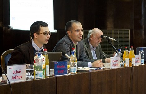 Moderátor debaty Martin Burgr (v popředí)
<!-- by Texy2! --> (autor: Tomáš Repka)