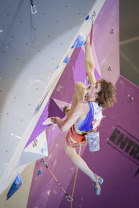 Adam Ondra si leze pro vítězství na Mistrovství světa v lezení na
obtížnost
<!-- by Texy2! --> (autor: Tomáš Binter)