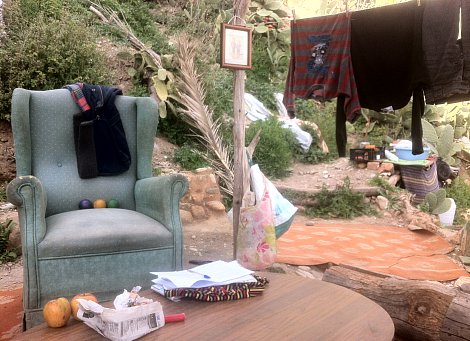 Křeslo, obraz, konferenční stolek – obývací pokoj na čerstvém vzduchu
před jeskyní.
<!-- by Texy2! --> (autor: Kristina Klosová)