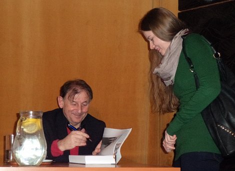 Žantovský podepisoval knihy s úsměvem na tváři (autor: Marie Drahoňovská)