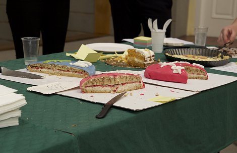 Upečené dorty pro plnoletou fakultu rychle mizely (autor: Fakulta sociálních studií)