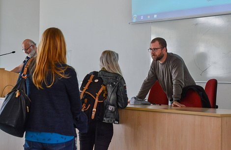 Se studenty si popovídal nový vedoucí katedry Jakub Macek. (autor: Eva Bartáková)