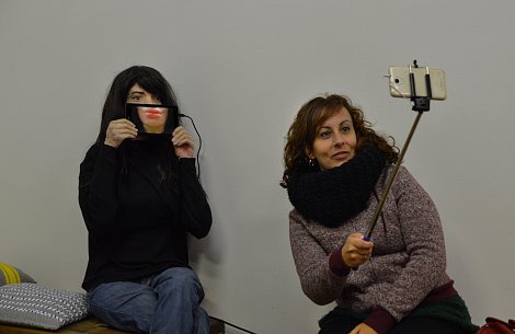 Socha Virtuální-Vizuální seděla mezi návštěvníky, kteří si s ní
dělali selfie. (autor: Eva Bartáková)