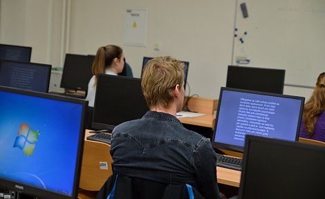 Účastníci výzkumu často pracovali v počítačových učebnách. (autor: Eva Bartáková)